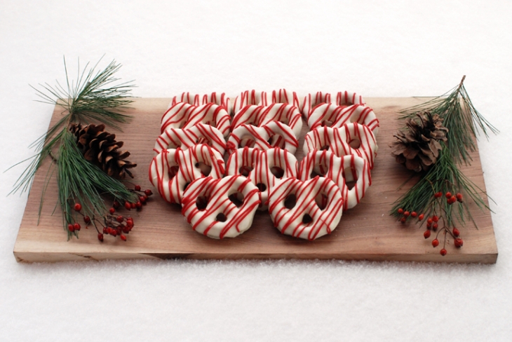 Chocolate-Covered-Pretzels-@themerrythought-christmas-desserts(pp_w730_h488)