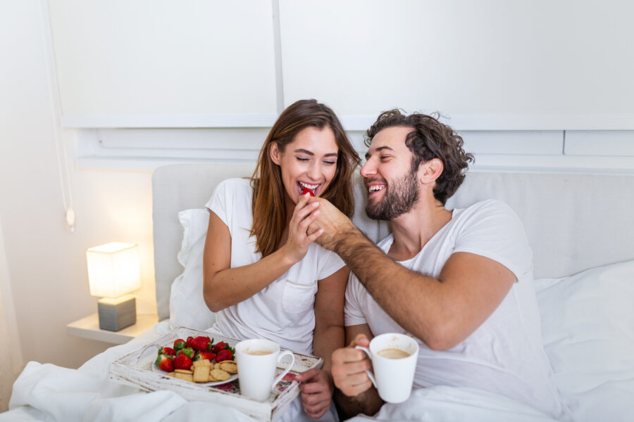 breakfast-in-bed-couple