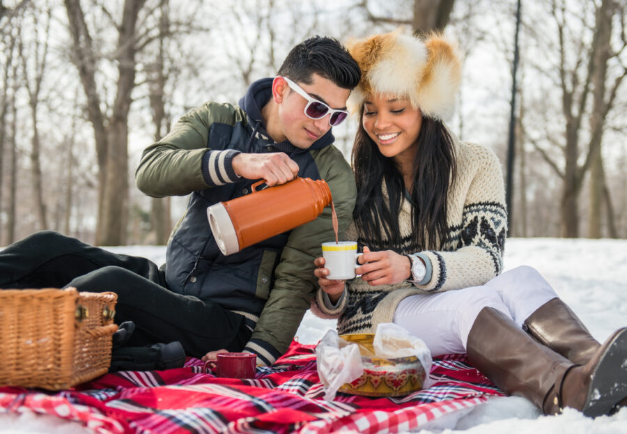 outdoor-picnic-valentines-day-date