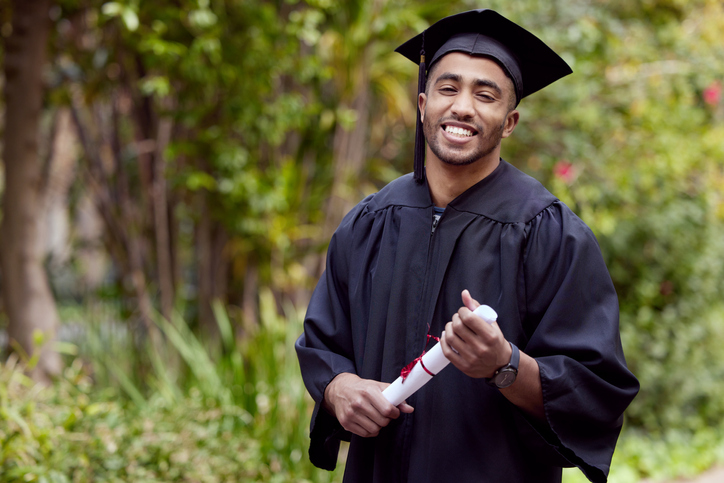 13 Graduation Photo Ideas for 2022